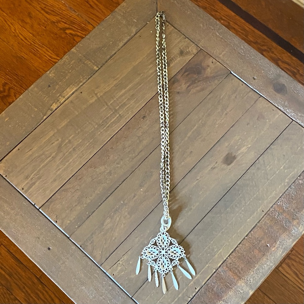 Vintage fringed white medallion pendant necklace - Picture 8 of 8